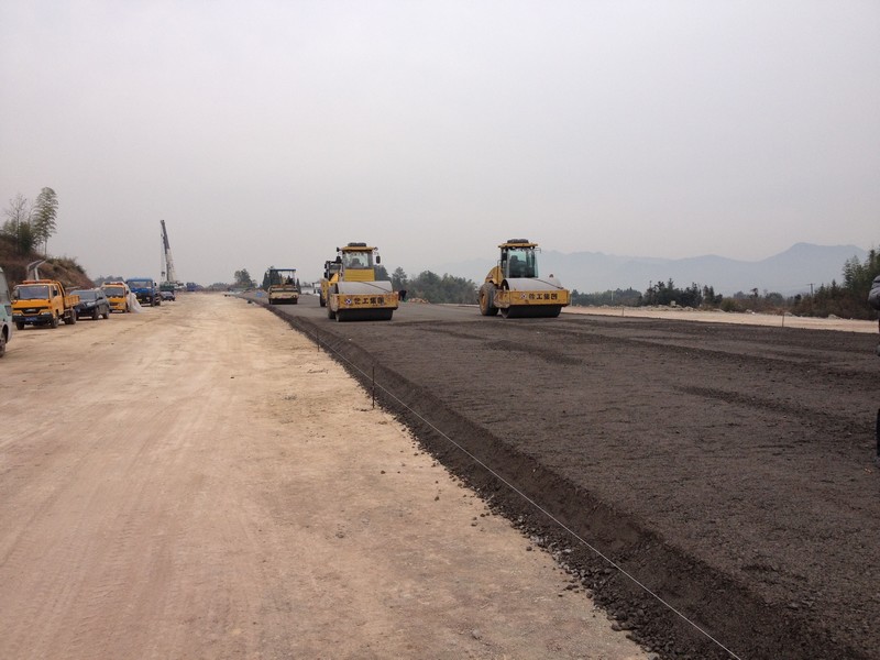杭新景高速公路01標(biāo)路面水穩(wěn)底基層試驗(yàn)段鋪設(shè)圓滿成功_杭.