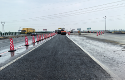 中鐵四局京哈高速9標連夜完成路面應急搶修工程